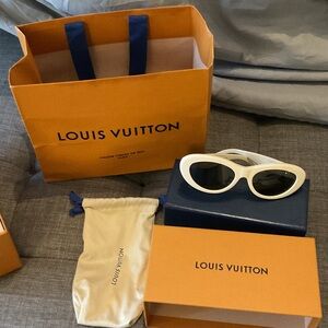 Louis Vuitton Elegant cream Sunglasses